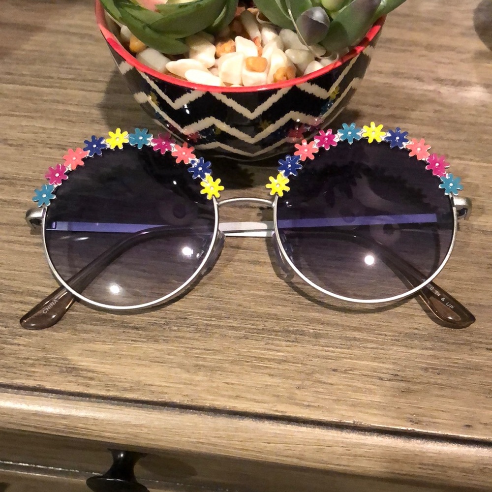 Round sunglasses with flowers